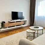 Parliament Central Apartment